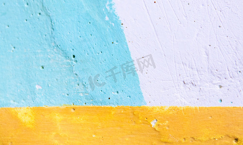具有适合抽象背景纹理的彩色几何图案的彩绘水泥墙