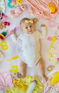 配饰背板摄影照片_有衣服和配饰的婴儿。