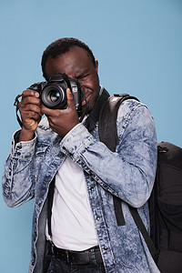 自信的摄影爱好者在拍照时拥有照相设备