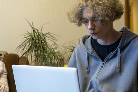 一名年轻人正在通过笔记本电脑接受培训。