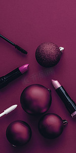 美容品牌圣诞促销的化妆和化妆品产品套装，豪华洋红色平底背景作为假日设计