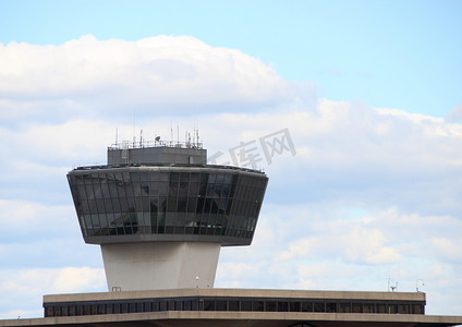 有云彩和蓝天的机场控制塔
