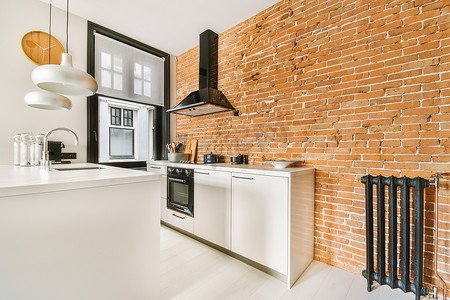 带吊灯和砖墙的优雅厨房设计