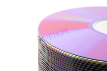 堆叠的紫色 DVD 的特写