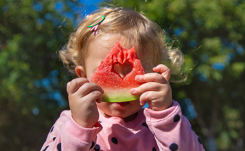 户外野餐摄影照片_夏天孩子吃西瓜。