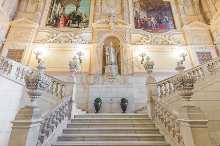 意大利都灵 — 2022年1月左右：皇宫入口 — 豪华优雅的大理石楼梯。