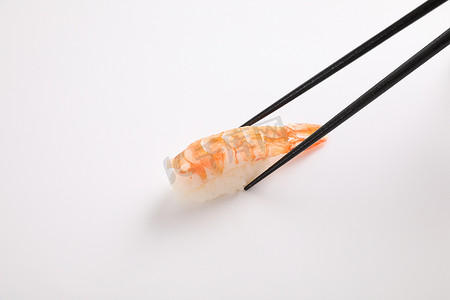 虾寿司用筷子日本料理隔离在白色背景