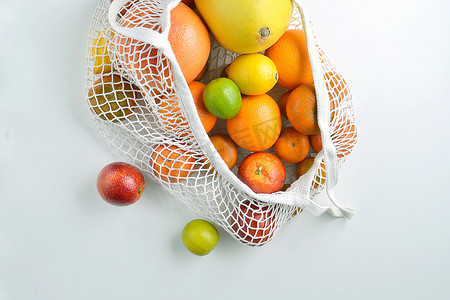 负责摄影照片_棉网可重复使用袋中的柑橘果