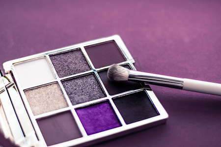 紫色背景的眼影调色板和化妆刷、眼影化妆品产品作为奢华美容品牌促销和假日时尚博客设计