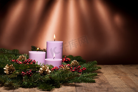 插花圣诞摄影照片_降临插花中的三支蜡烛