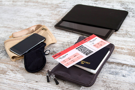 机票、护照和电子产品