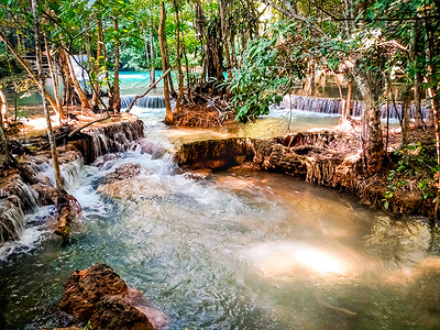 东南亚摄影照片_泰国北碧府的 Huay Mae Khamin 瀑布东南亚丛林景观，热带雨林深处的瀑布瀑布令人惊叹的绿松石水。