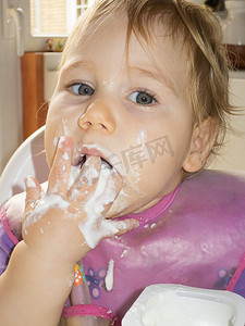 宝宝用手吃酸奶