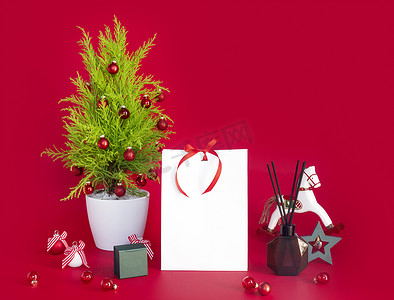 红色背景的圣诞模型，配有新年礼物和装饰元素