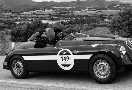 原型摄影照片_希利·纳什·希利原型 1949 年在一辆旧赛车上参加 2020 年著名意大利历史赛事 Mille Miglia 拉力赛（1927-1957 年）