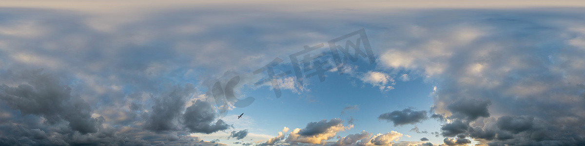 球形脉络摄影照片_戏剧性的日落天空全景与积云。