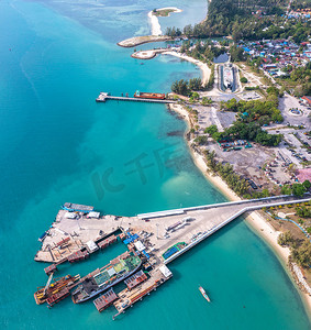 泰国帕岸岛通萨拉码头、船和泰奈岛的鸟瞰图
