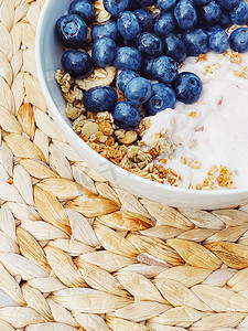 蓝莓酸奶麦片碗作为健康早餐和早餐、甜食和有机浆果、饮食和营养