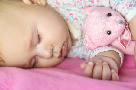 宝宝穿棉衣服摄影照片_宝宝和熊一起睡觉。