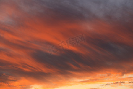 云朵和摄影照片_西班牙日落时的粉红云朵和美丽的天空