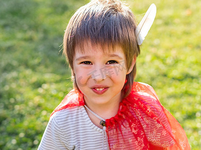 微笑的男孩玩美洲印第安人的肖像。