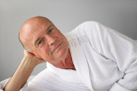 躺在他的浴袍的老人