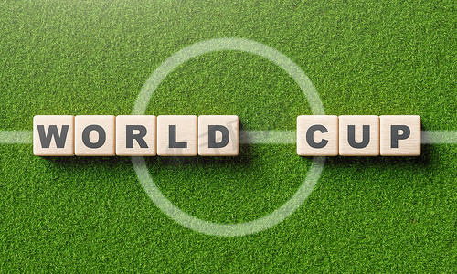 世界杯按钮摄影照片_足球场木块立方体上的世界杯字字母表与中心线。