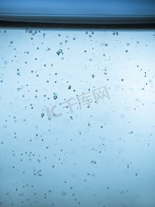 透明水泡摄影照片_蓝色水泡背景宏