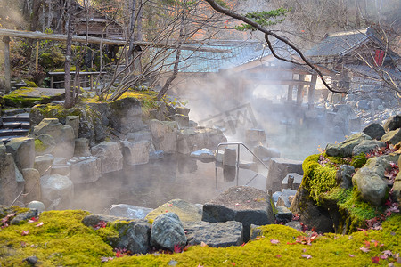 小朋友泡温泉摄影照片_户外温泉，日本秋季的温泉