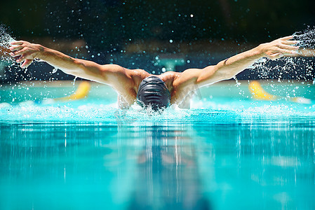 运动泳装摄影照片_完美的蝶泳。