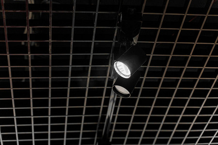 办公工业黑色建筑的深色天花板上的灯光系统、带 LED 智能灯的展厅。