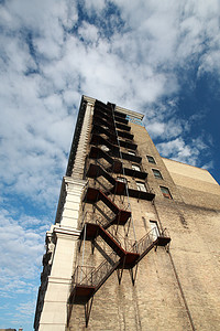 防火摄影照片_温尼伯建筑物上的旧金属防火梯