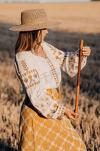 拿着木管乐器木笛的妇女-乌克兰telenka或tylynka。