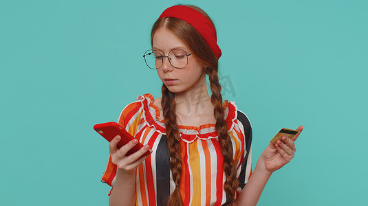 少女在转账时使用信用卡和智能手机购买网上购物