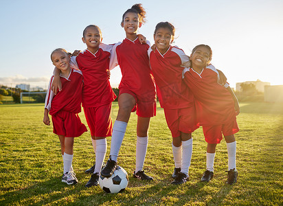 足球、团队运动和儿童在草地上一起训练足球比赛的肖像。