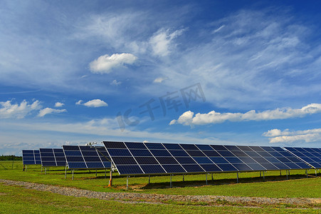 太阳能发电厂-电力和生态工业的概念。
