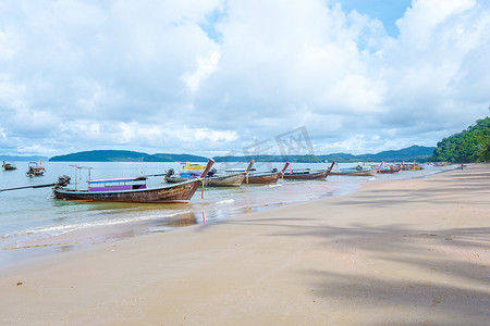 奥南甲米泰国长尾船在泰国雨季淡季等待顾客