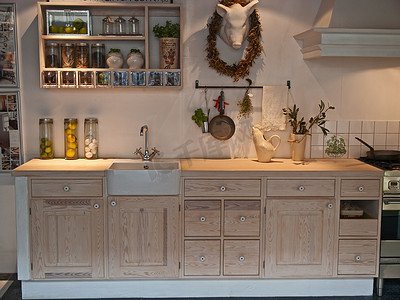 水槽广告摄影照片_现代新古典设计木质乡村厨房