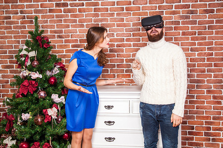 使用 VR 耳机的男人和他的妻子对新年很生气。