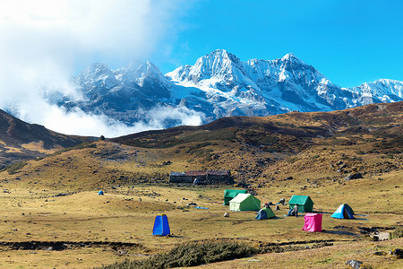 有帐篷的露营地在高山顶部