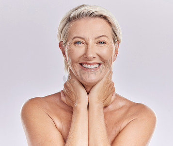 有皱纹和抗衰老美容卫生习惯的成熟女性的皮肤护理、身体护理和面部护理。