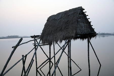 印度西孟加拉邦孙德尔本斯恒河的印度渔民简陋的稻草小屋