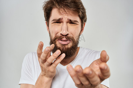 表情摄影照片_情绪化的大胡子男人特写面部表情工作室生活方式