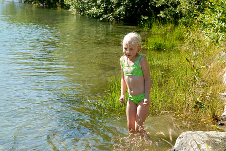 孩子游泳摄影照片_斯堪的纳维亚生活方式 - 很少在海边玩耍