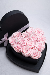 心形纸板盒，桌上放着粉红玫瑰，是情人节礼物