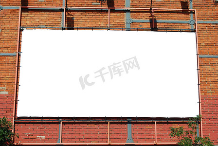砖砌建筑上的空白广告牌