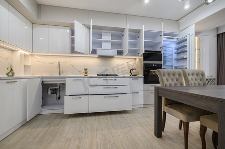 全新首发摄影照片_白色现代全新精心设计的白色厨房，位于工作室平面内部