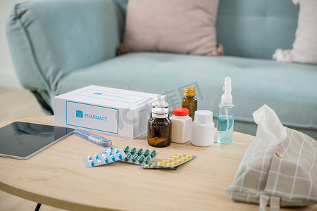 家庭药物与药包盒免费急救箱与药房医院送货服务的药片
