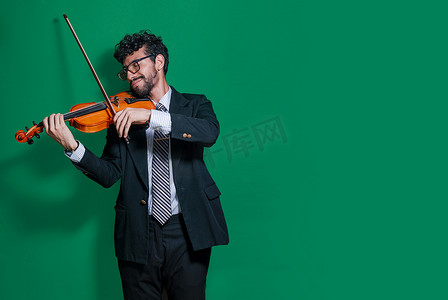 音乐老师孤立地拉小提琴的肖像，穿西装的人在孤立的背景下拉小提琴，穿着正式西装的帅哥孤立地拉小提琴