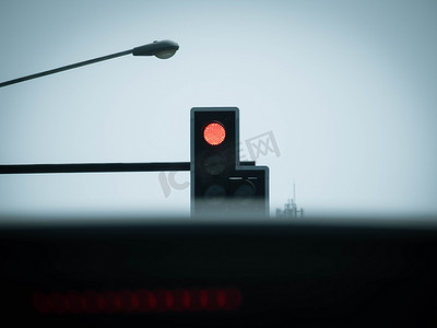 从车内看到城市十字路口的红色交通灯。